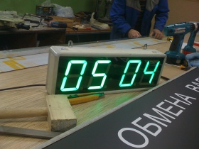 Электронные часы-термометр для помещения. Высота знака 10 см. Размер 460х180х60 или 40 мм.