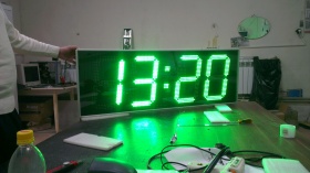 Электронные часы-термометр для помещения. Высота знака 35 см. Размер 1150х415х60 мм.