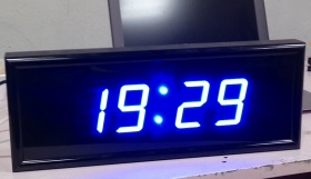 Электронные часы-термометр для помещения. Высота знака 05,7 см. Количество символов 4. Размер 405х150х40 или 60 мм.